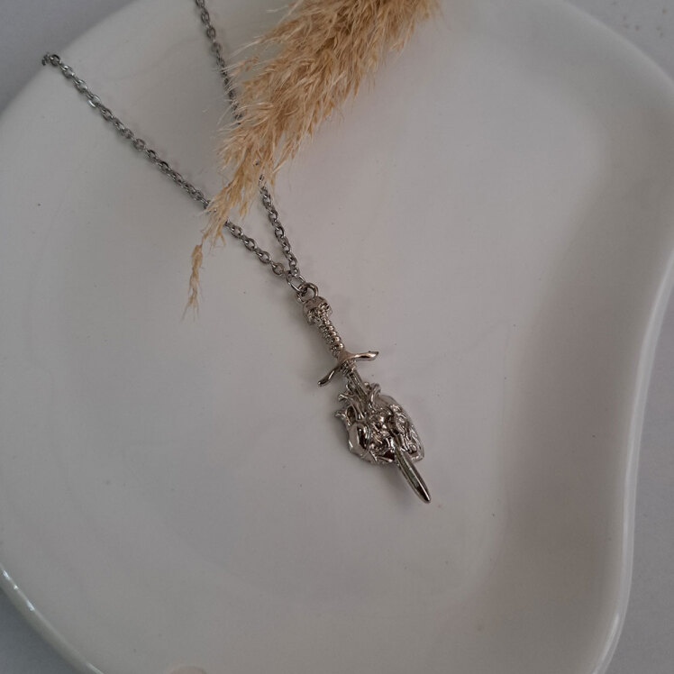 گردنبند شمشیر و قلب