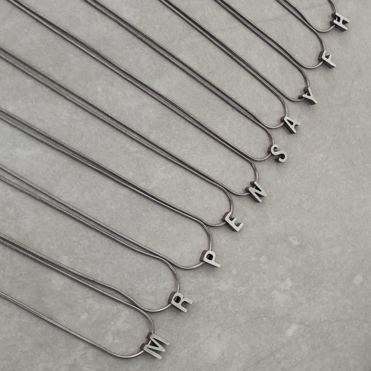 گردنبند مینیمال حرف انگلیسی