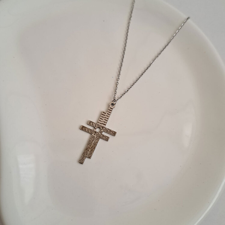 گردنبند صلیب روزنامه ای 