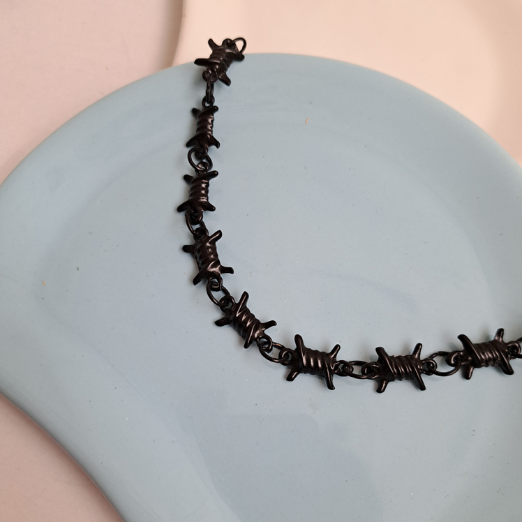 گردنبند و دستبند ست سیم خاردار 