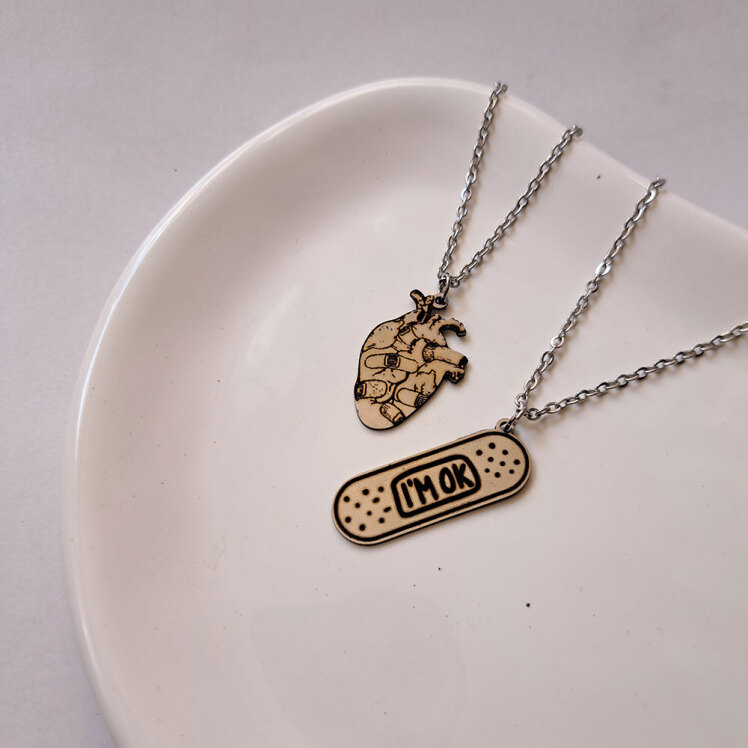 گردنبند مدل قلب و چسب زخم 