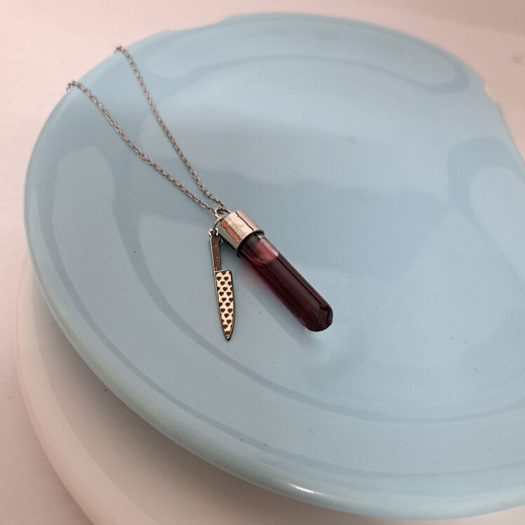 گردنبند شیشه خون و چاقو 